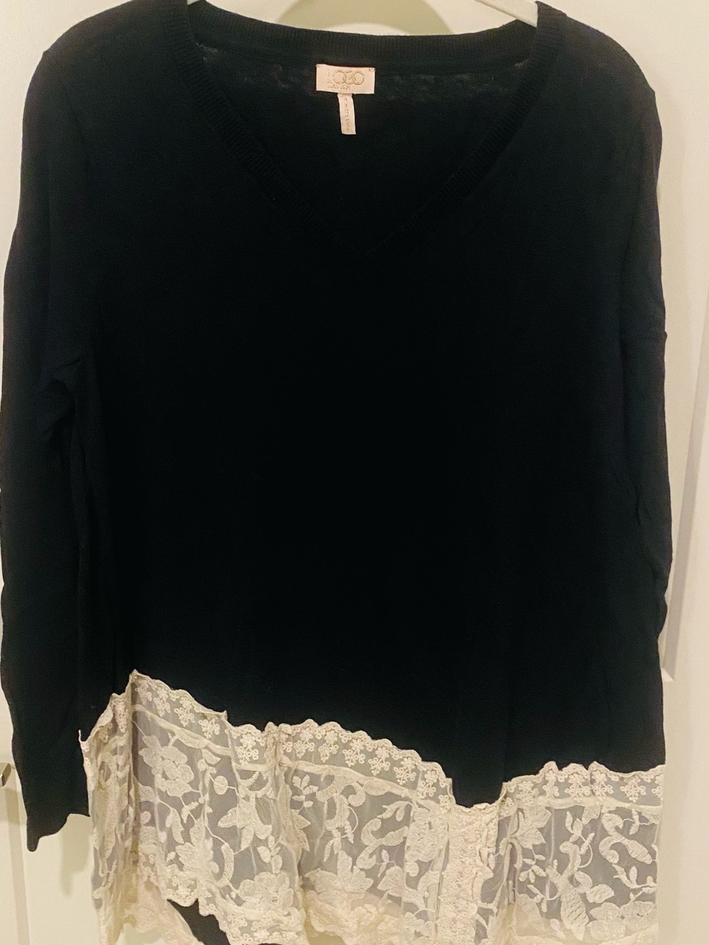 Logo Lavish Black Lace-Hem V-Neck pert Cashmere Women's sweater